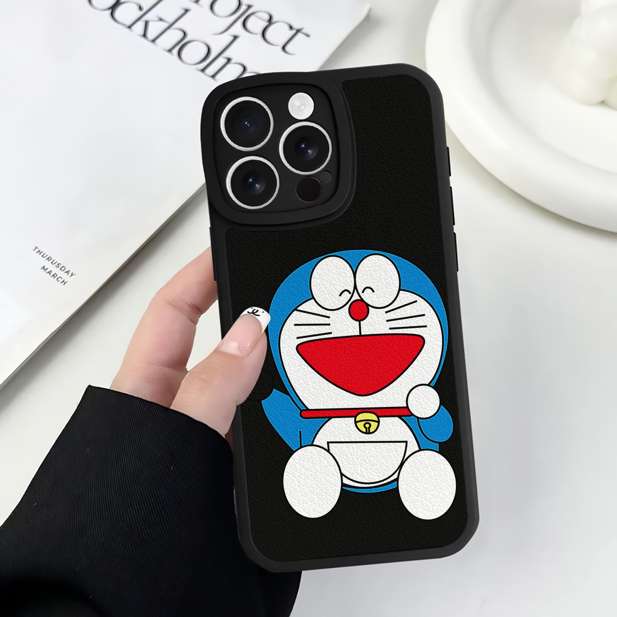 （画像用） ドラえもん Doraemon 【iPhone 16シリーズ対応】シリコンスマホケース（レザー調） 材質：シリコン